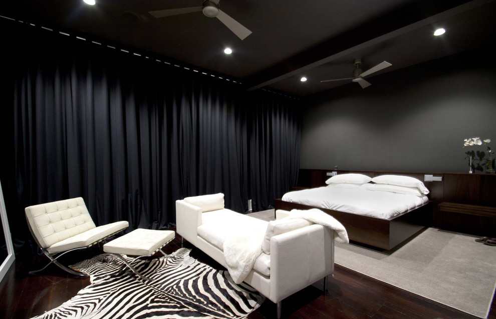 Свежая идея для дизайна: большая хозяйская спальня в современном стиле с серыми стенами, темным паркетным полом, коричневым полом и стандартным камином - отличное фото интерьера