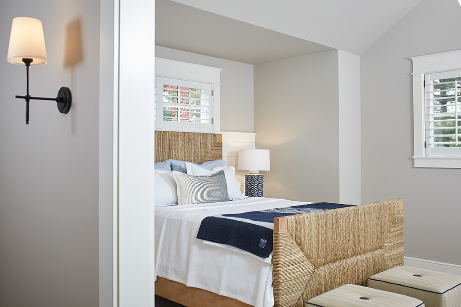 Diseño de habitación de invitados costera de tamaño medio sin chimenea con paredes grises, moqueta y suelo beige
