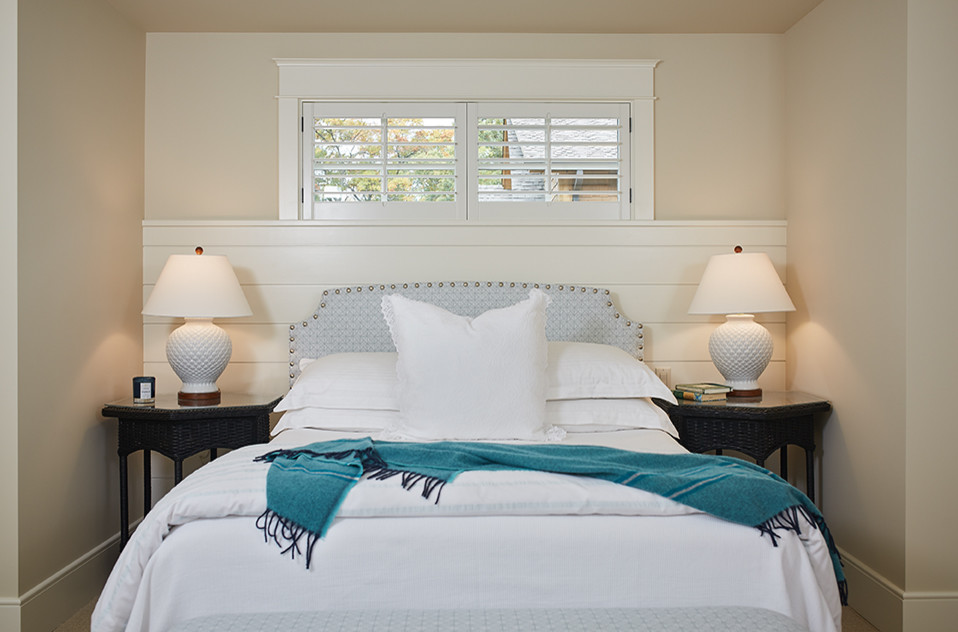 Imagen de habitación de invitados tradicional renovada de tamaño medio con paredes beige, moqueta y suelo beige