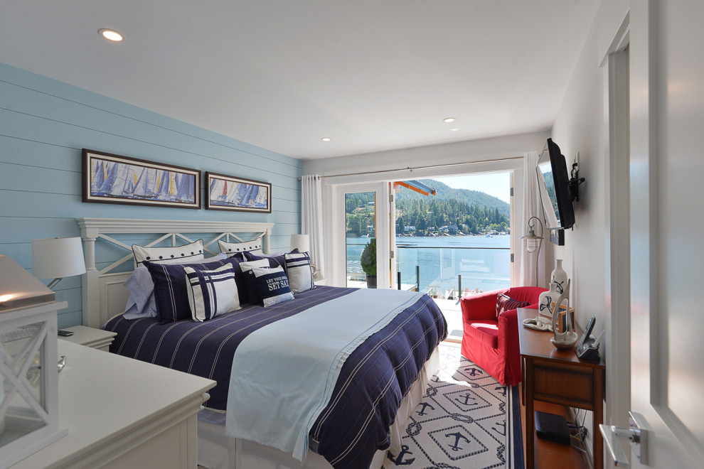 Mittelgroßes Maritimes Hauptschlafzimmer ohne Kamin mit weißer Wandfarbe, braunem Holzboden, braunem Boden und Holzdielenwänden in Vancouver