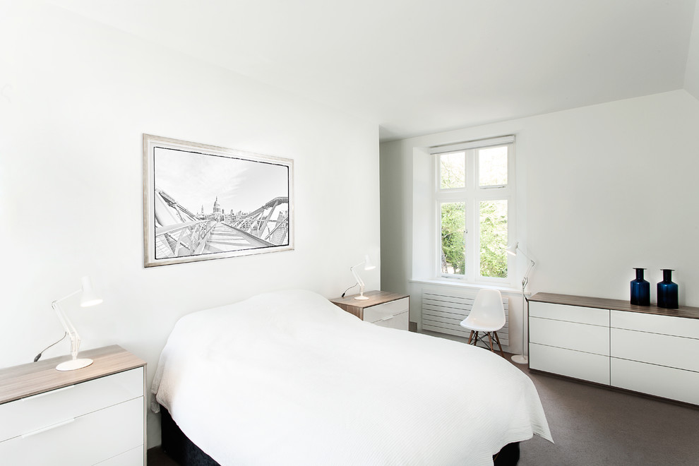 Idee per una camera da letto minimal con pareti bianche e nessun camino