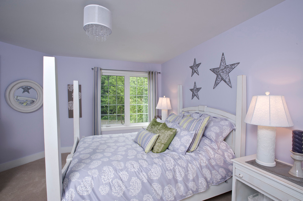 Idéer för ett mellanstort modernt sovrum, med lila väggar och heltäckningsmatta