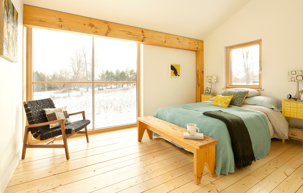 Modelo de dormitorio contemporáneo con paredes blancas y suelo amarillo