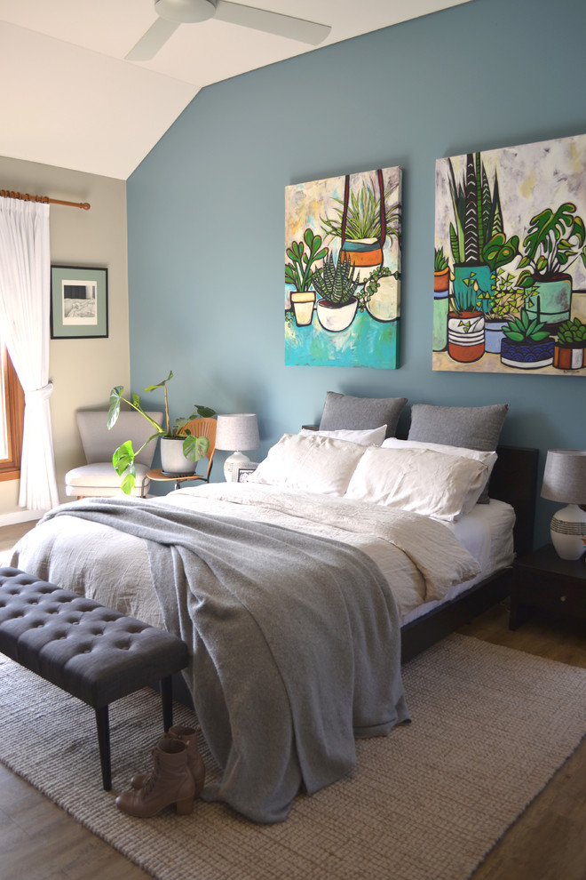 Modernes Hauptschlafzimmer mit blauer Wandfarbe und braunem Boden in Sonstige