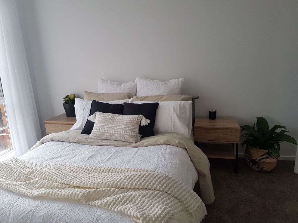 Modelo de dormitorio nórdico con paredes blancas y moqueta