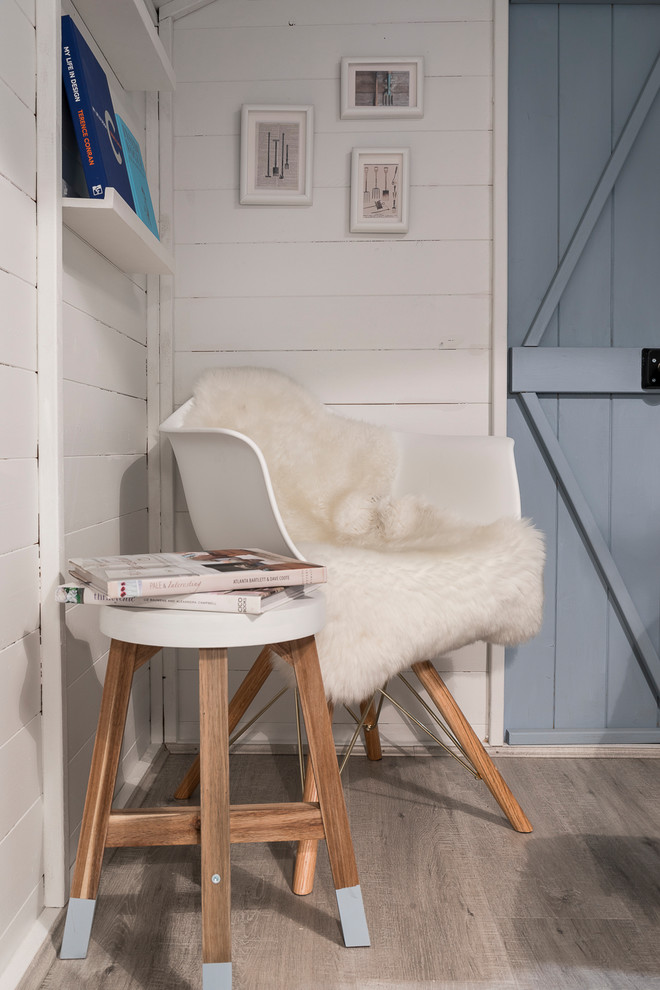 Diseño de habitación de invitados nórdica pequeña con paredes blancas, suelo laminado y suelo gris