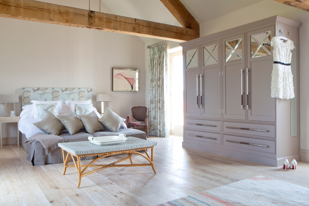 Свежая идея для дизайна: огромная хозяйская спальня в стиле неоклассика (современная классика) с серыми стенами - отличное фото интерьера