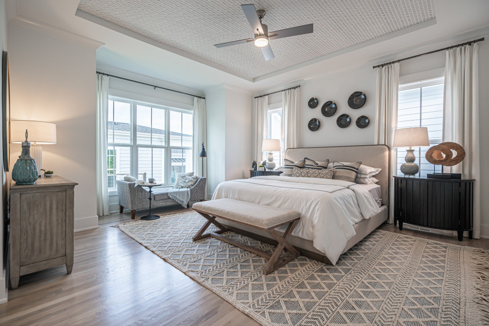 Country Schlafzimmer mit weißer Wandfarbe, braunem Holzboden und braunem Boden in Sonstige