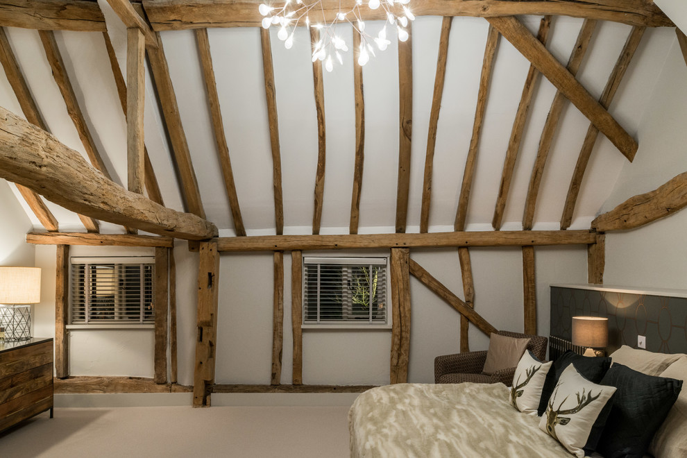 Пример оригинального дизайна: большая хозяйская спальня в стиле кантри с белыми стенами, ковровым покрытием и бежевым полом
