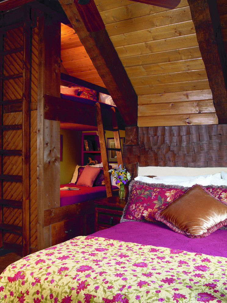 На фото: спальня среднего размера на антресоли в стиле рустика с