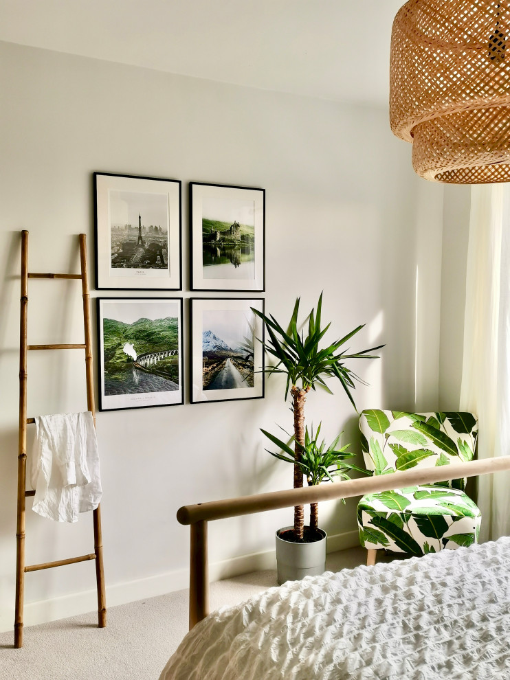 Modelo de habitación de invitados escandinava de tamaño medio con paredes verdes, moqueta y suelo gris