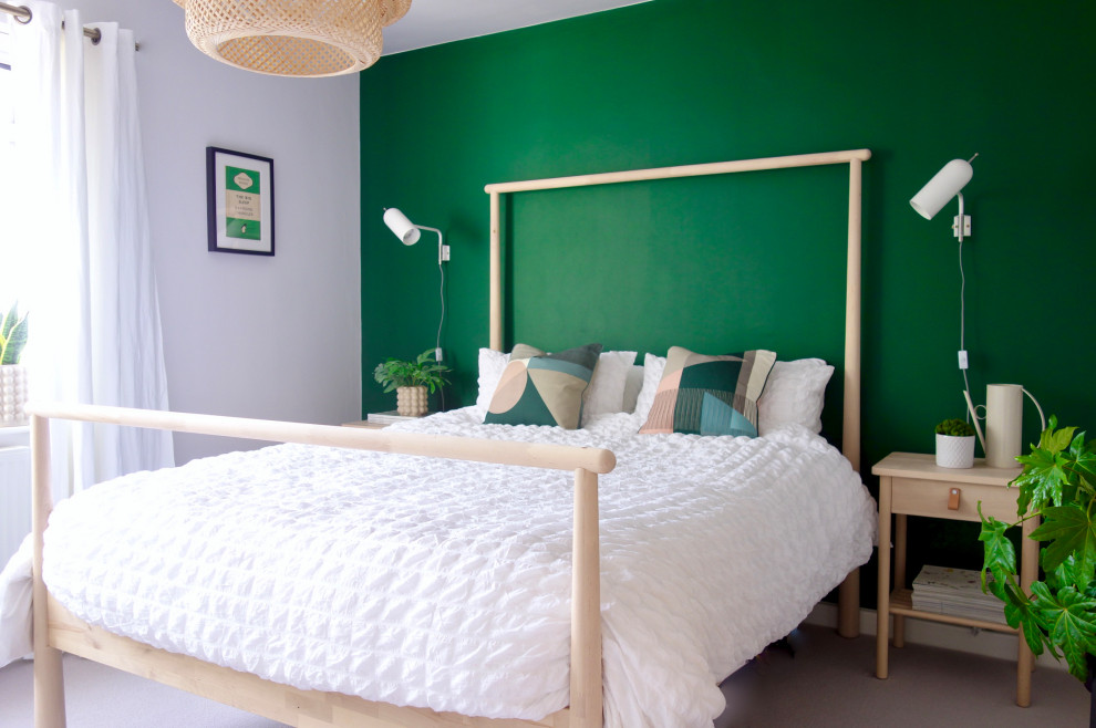 Immagine di una camera degli ospiti scandinava di medie dimensioni con pareti verdi, moquette e pavimento grigio