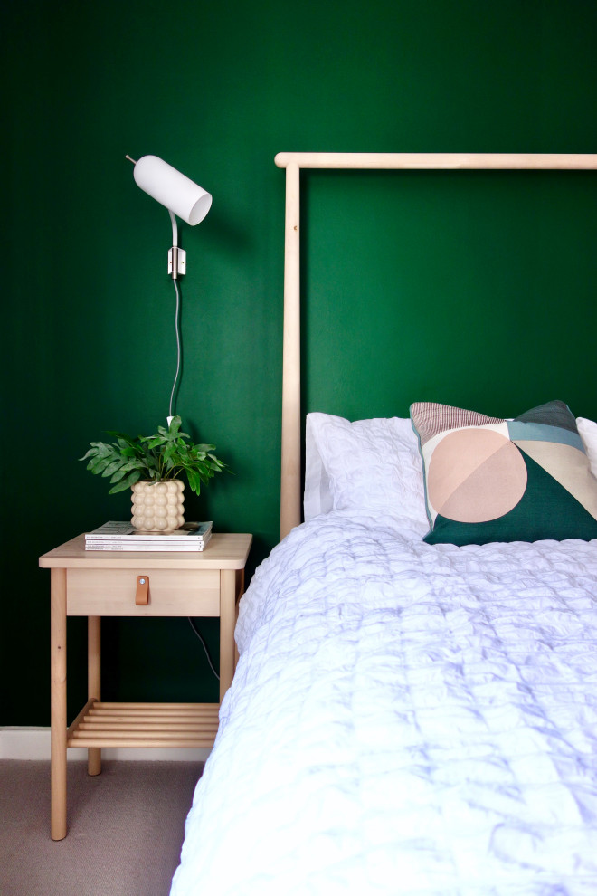 Cette image montre une chambre nordique de taille moyenne avec un mur vert et un sol gris.