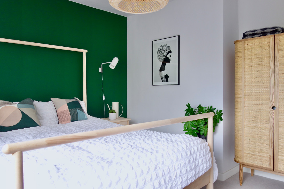 Diseño de habitación de invitados nórdica de tamaño medio con paredes verdes, moqueta y suelo gris