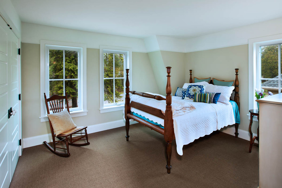 На фото: спальня в классическом стиле с бежевыми стенами и ковровым покрытием с