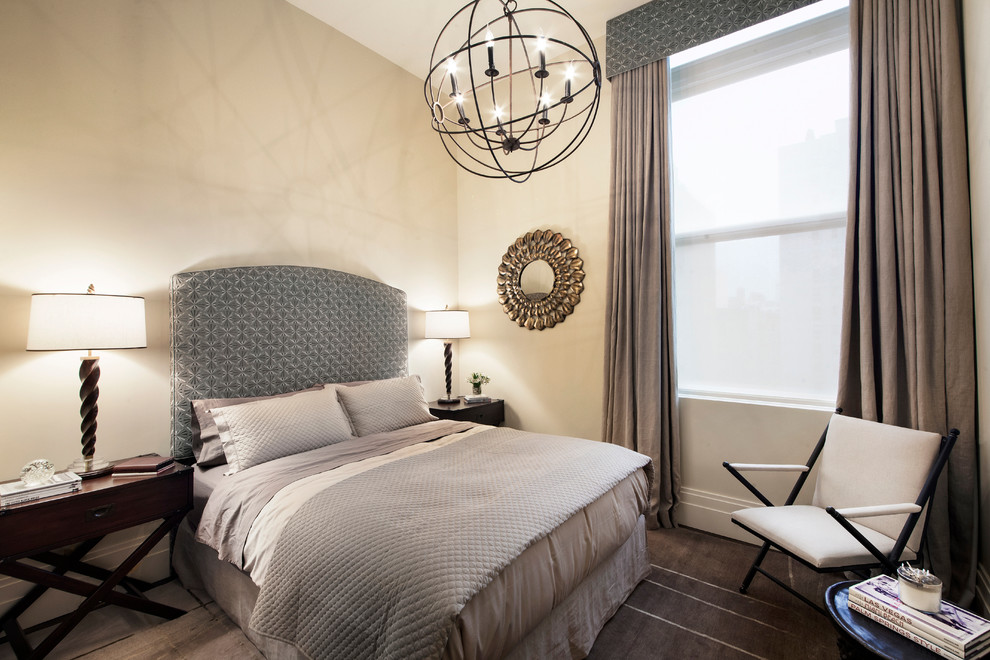 Стильный дизайн: большая гостевая спальня (комната для гостей) в стиле неоклассика (современная классика) с бежевыми стенами без камина - последний тренд