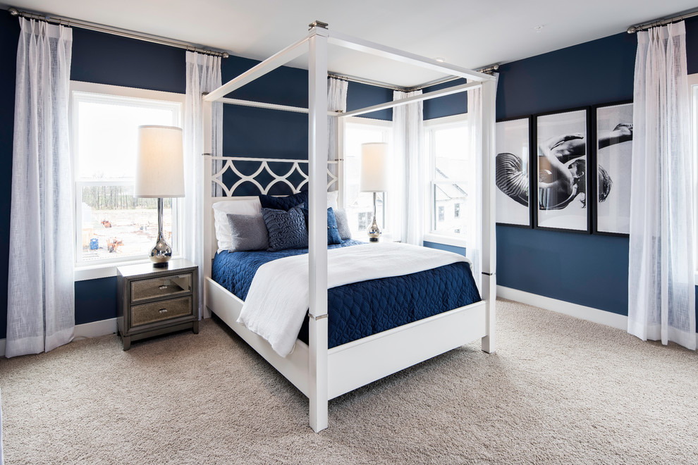 Стильный дизайн: гостевая спальня (комната для гостей) в стиле неоклассика (современная классика) с синими стенами, ковровым покрытием и бежевым полом - последний тренд