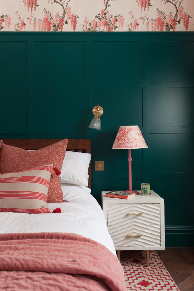 Esempio di una camera da letto chic con pareti multicolore, parquet scuro e pavimento marrone