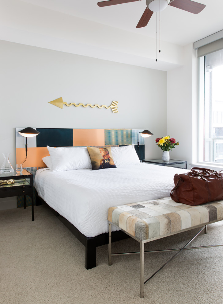 На фото: хозяйская спальня среднего размера в стиле модернизм с белыми стенами и ковровым покрытием с