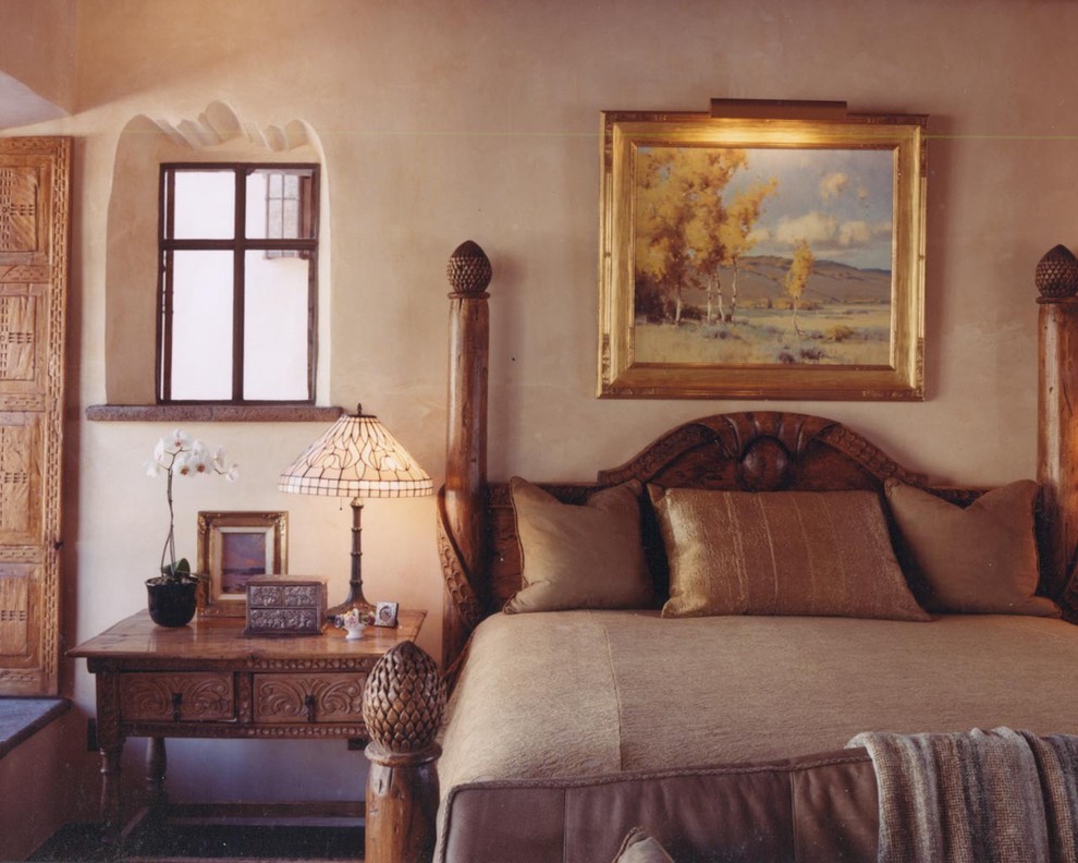 他の地域にある中くらいなサンタフェスタイルのおしゃれな主寝室 (ベージュの壁、濃色無垢フローリング、暖炉なし、茶色い床)