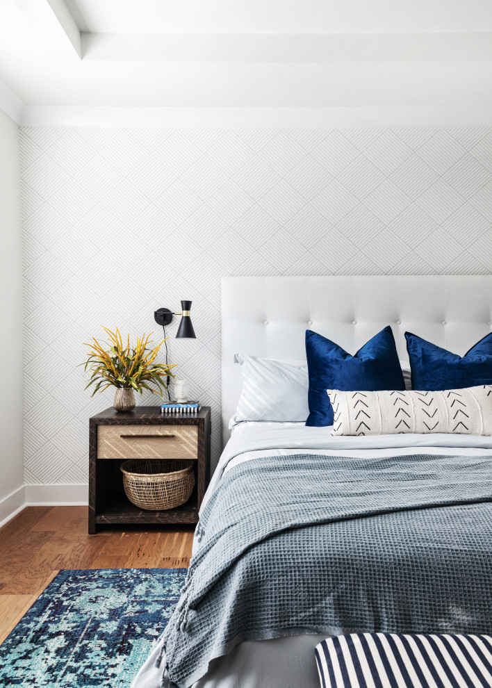 Свежая идея для дизайна: хозяйская спальня среднего размера в стиле модернизм с белыми стенами и обоями на стенах - отличное фото интерьера