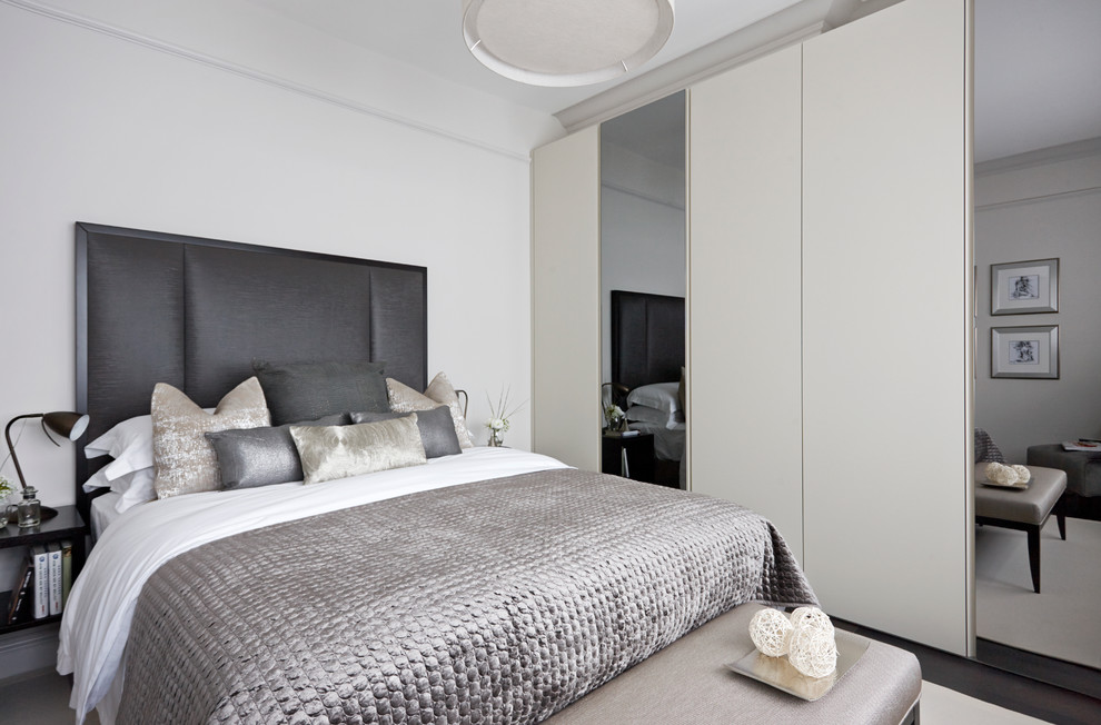 На фото: хозяйская спальня в современном стиле с белыми стенами
