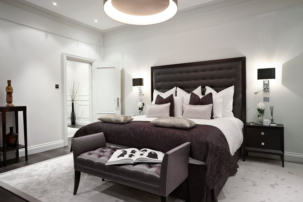 Modernes Schlafzimmer mit weißer Wandfarbe und dunklem Holzboden in London