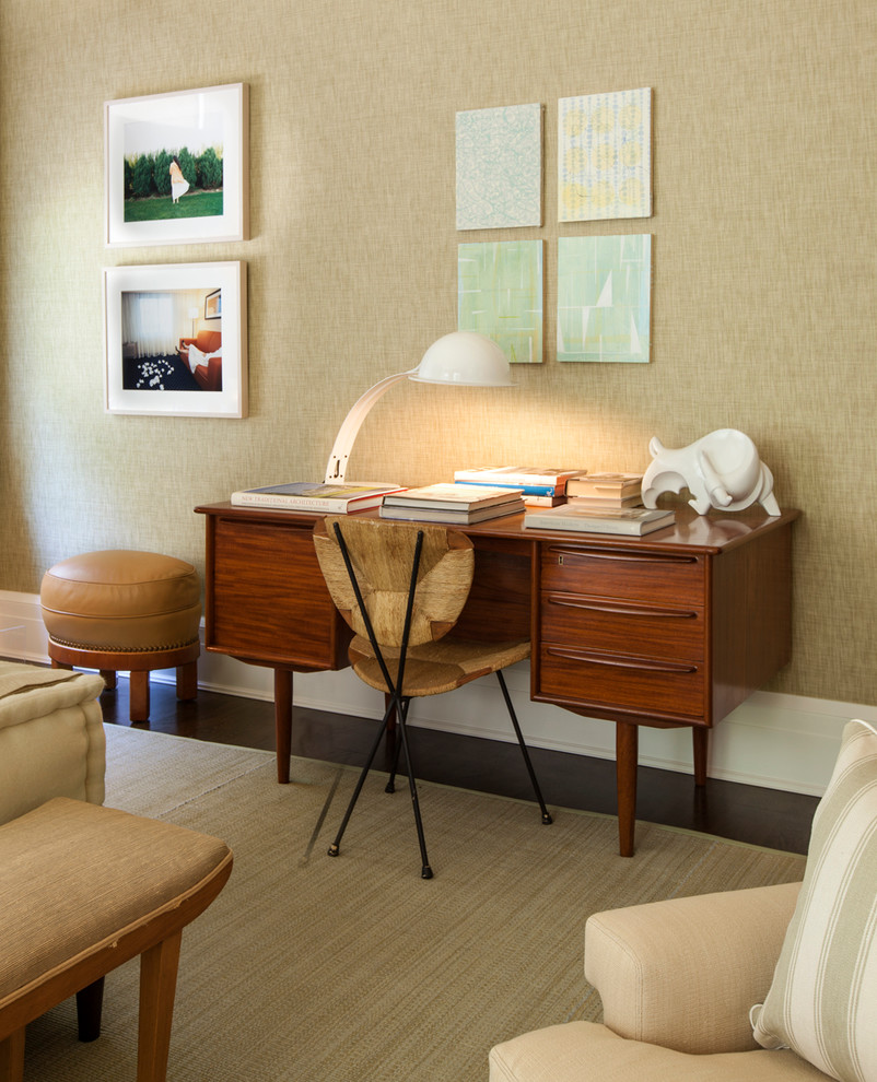 Imagen de dormitorio tradicional renovado con paredes beige y con escritorio
