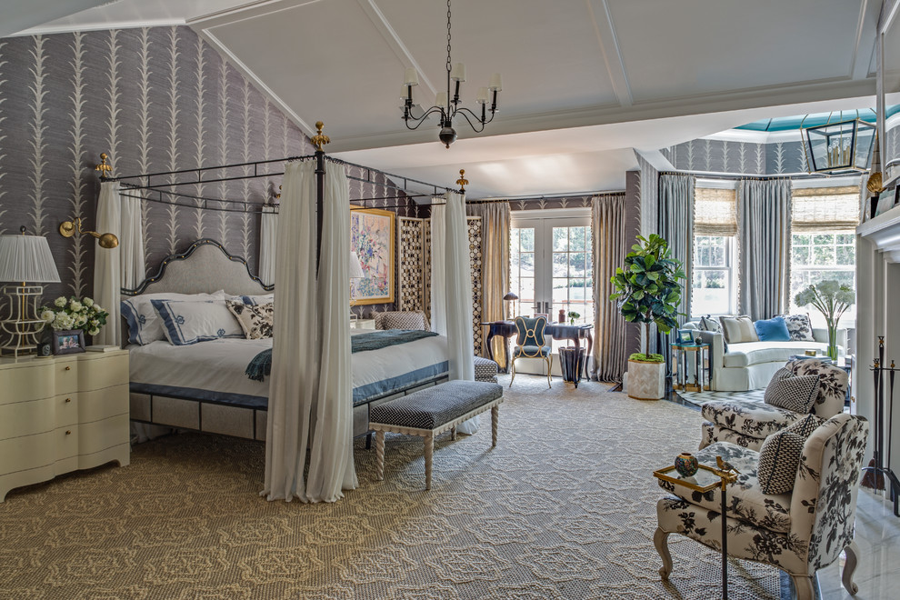 На фото: хозяйская спальня в классическом стиле с серыми стенами, ковровым покрытием и акцентной стеной с