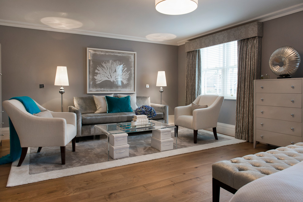 Großes Modernes Hauptschlafzimmer ohne Kamin mit beiger Wandfarbe, braunem Holzboden und braunem Boden in London