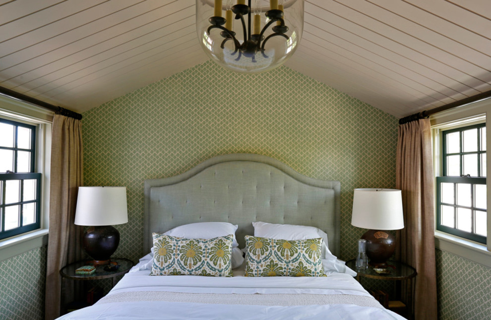 Идея дизайна: маленькая гостевая спальня (комната для гостей) в стиле неоклассика (современная классика) с серыми стенами без камина для на участке и в саду