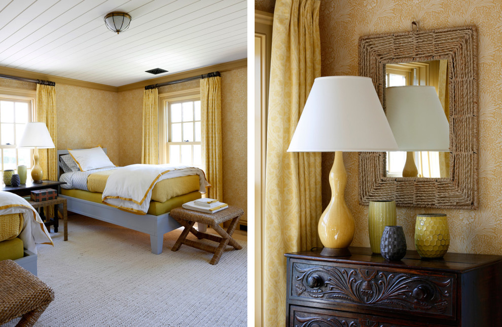На фото: гостевая спальня среднего размера, (комната для гостей) в классическом стиле с желтыми стенами, ковровым покрытием и белым полом без камина с