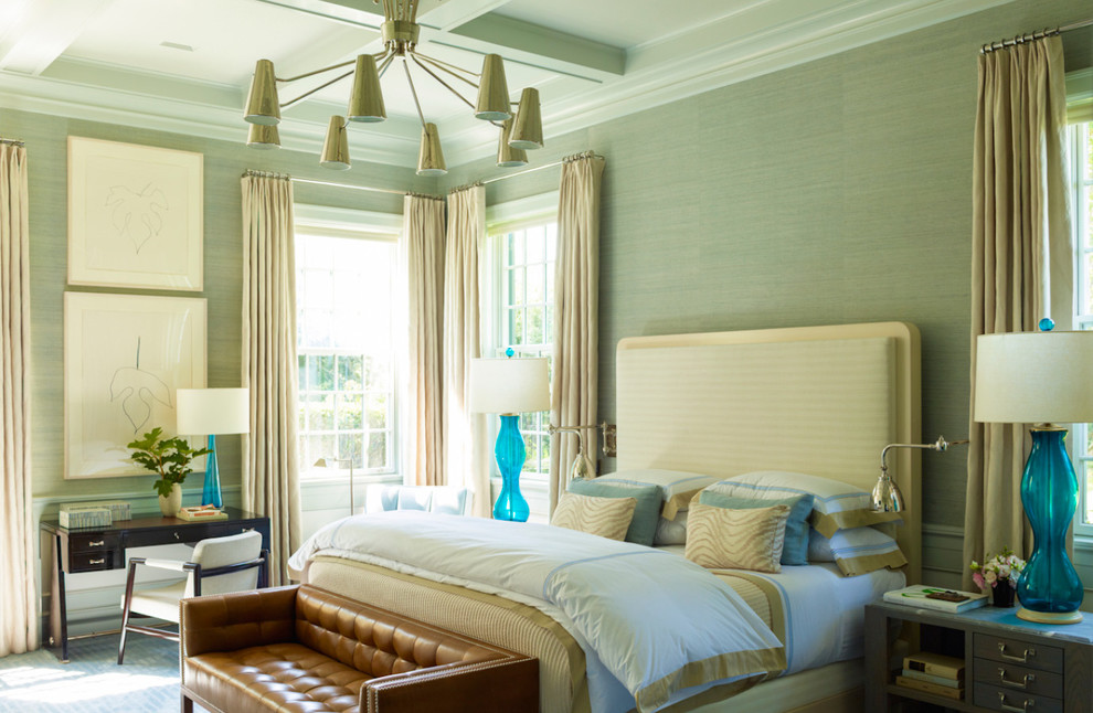 Идея дизайна: большая хозяйская спальня в морском стиле с серыми стенами, ковровым покрытием и разноцветным полом без камина