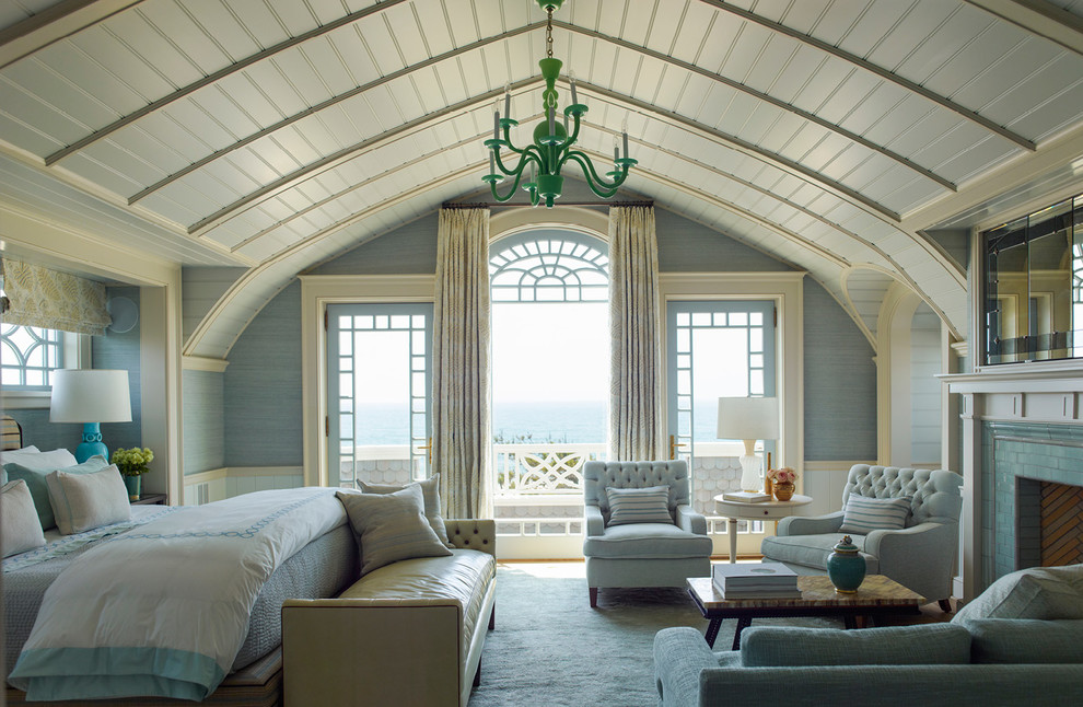 Источник вдохновения для домашнего уюта: большая хозяйская спальня в морском стиле с синими стенами, ковровым покрытием, стандартным камином, фасадом камина из плитки и белым полом