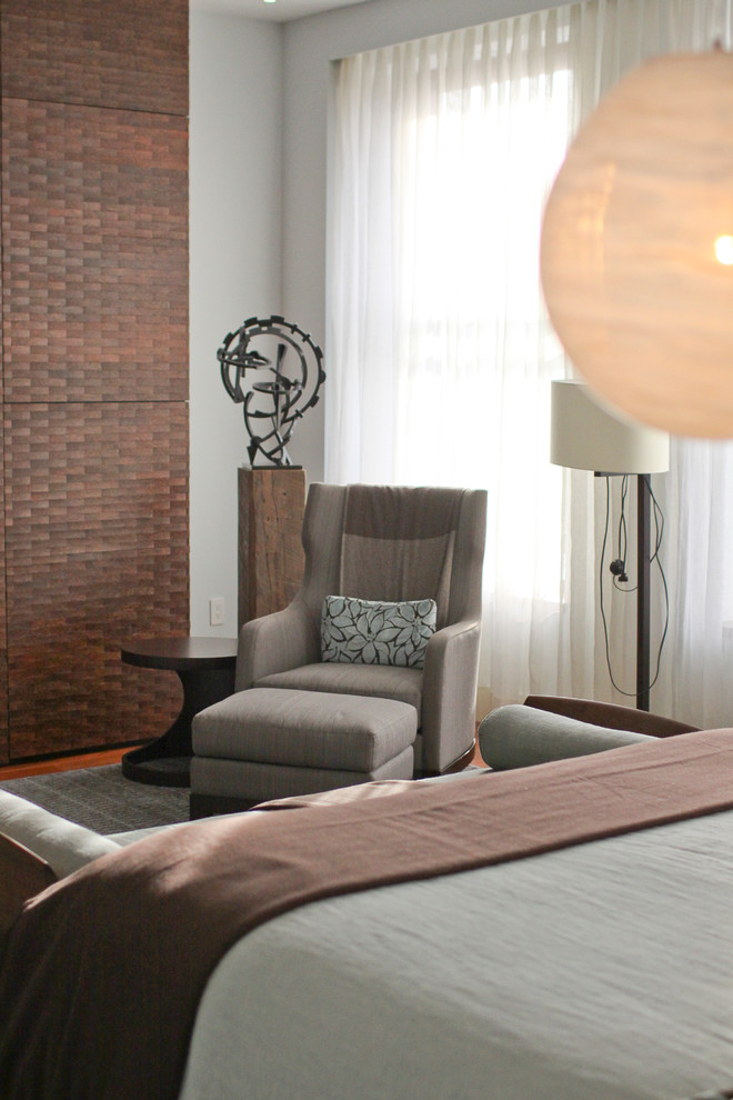 Diseño de dormitorio principal contemporáneo de tamaño medio sin chimenea con paredes multicolor y suelo de madera en tonos medios