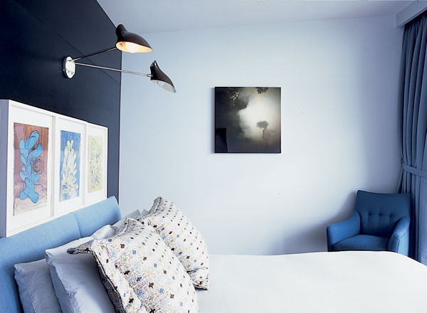 Imagen de dormitorio tipo loft minimalista de tamaño medio sin chimenea con paredes blancas