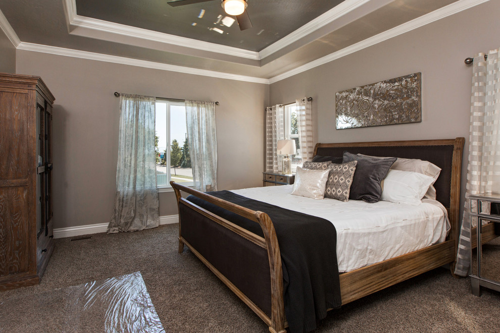 Стильный дизайн: большая хозяйская спальня в стиле кантри с серыми стенами, ковровым покрытием и коричневым полом - последний тренд