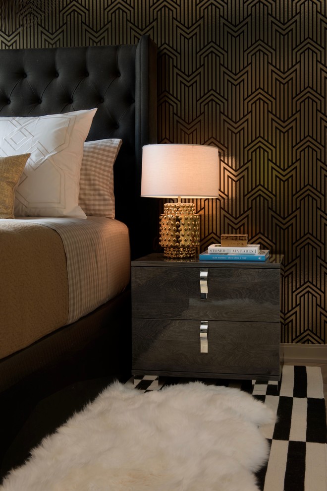 Modelo de dormitorio principal actual grande sin chimenea con paredes negras, suelo de madera en tonos medios y suelo gris