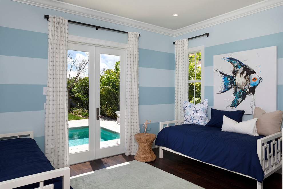 Foto di una grande camera degli ospiti stile marinaro con pareti blu, parquet scuro, nessun camino e pavimento marrone