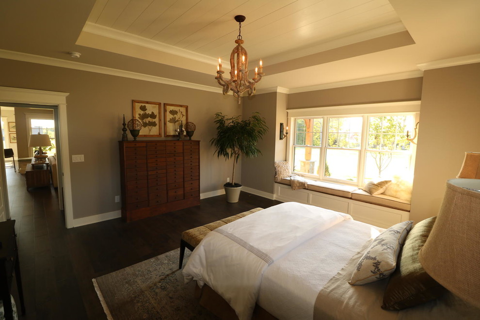 Ejemplo de dormitorio principal campestre de tamaño medio con paredes grises y suelo de madera oscura