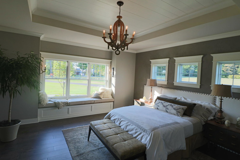 Diseño de dormitorio principal de estilo de casa de campo de tamaño medio con paredes grises y suelo de madera oscura