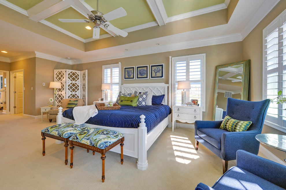 Ejemplo de dormitorio costero con paredes beige y moqueta