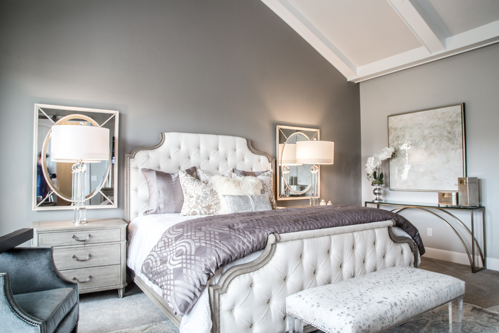 На фото: хозяйская спальня в классическом стиле с серыми стенами, ковровым покрытием и серым полом