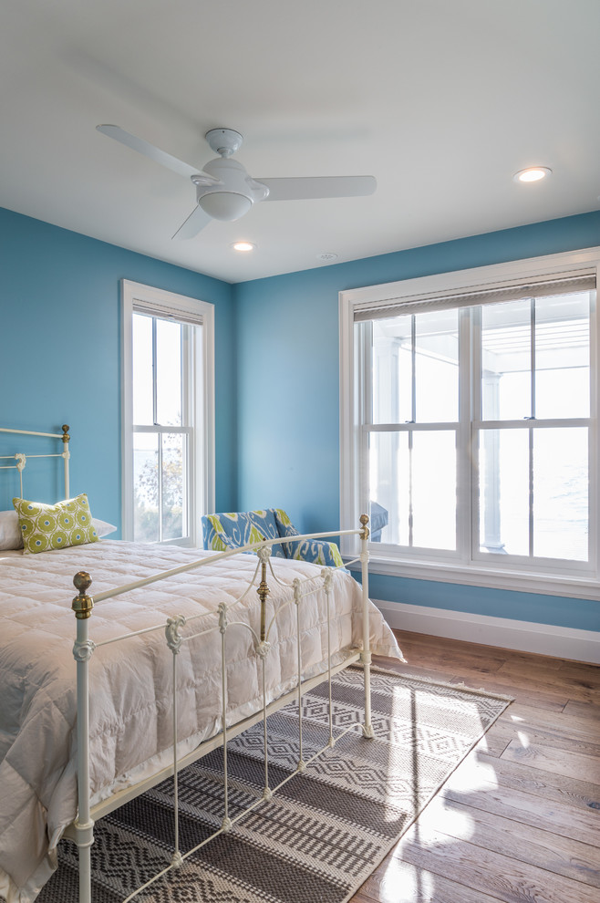 トロントにある中くらいなビーチスタイルのおしゃれな客用寝室 (青い壁、無垢フローリング) のレイアウト