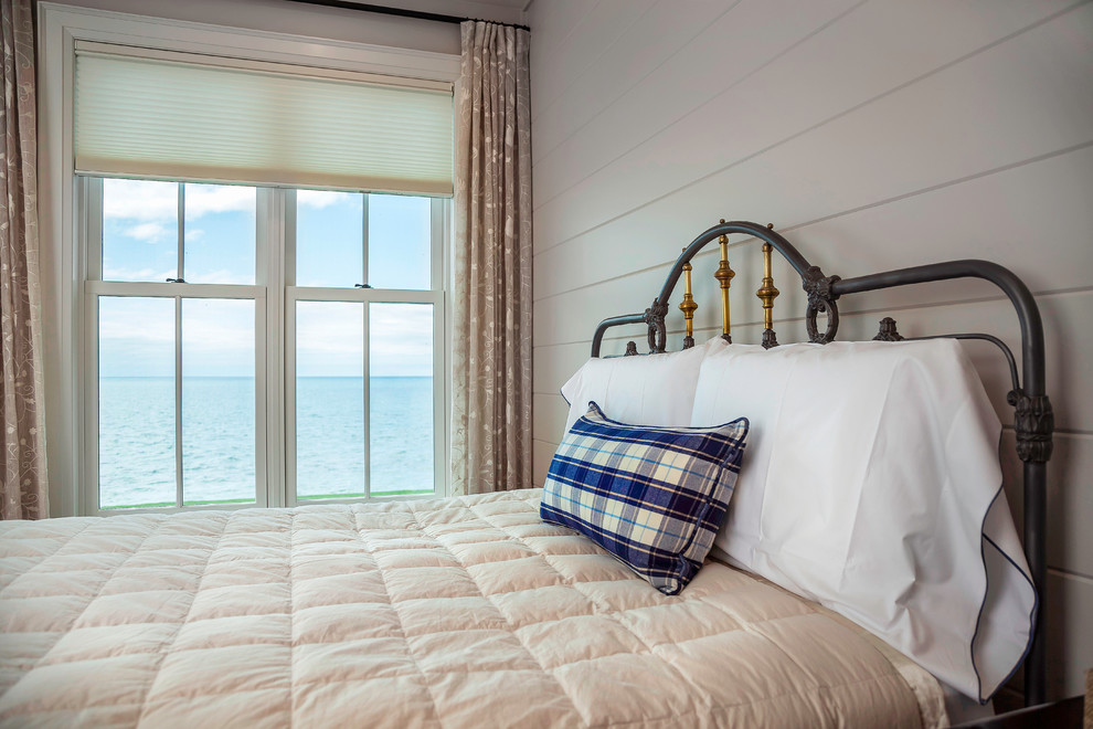 Foto de dormitorio principal marinero de tamaño medio con paredes beige y suelo de madera en tonos medios
