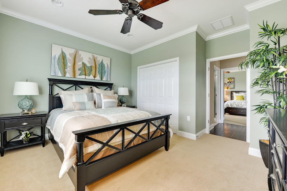 Источник вдохновения для домашнего уюта: спальня в классическом стиле с зелеными стенами