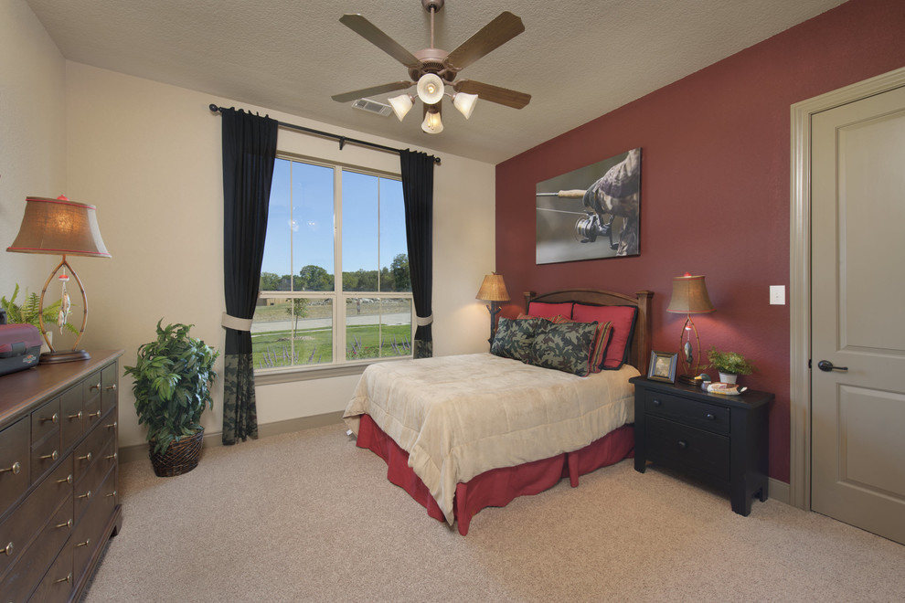 Modelo de habitación de invitados tradicional de tamaño medio con paredes multicolor, moqueta y suelo beige