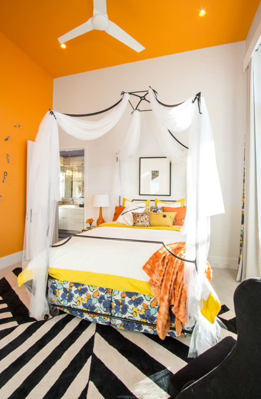 На фото: гостевая спальня среднего размера, (комната для гостей) в стиле ретро с белыми стенами и ковровым покрытием без камина