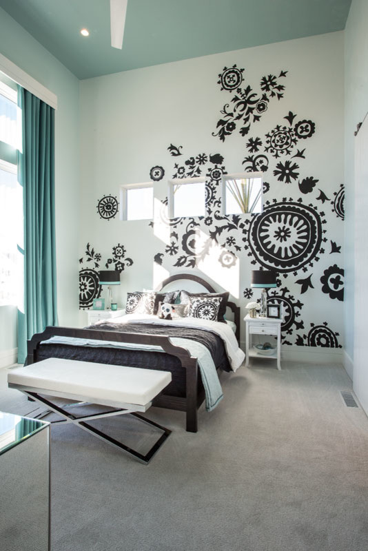 Immagine di una camera degli ospiti minimalista di medie dimensioni con pareti bianche, moquette e nessun camino