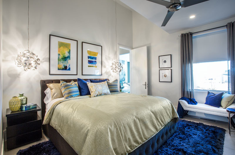 На фото: хозяйская спальня среднего размера в стиле модернизм с белыми стенами и ковровым покрытием без камина с